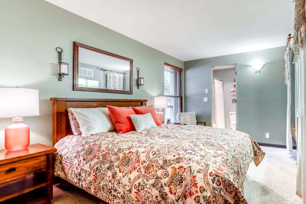 Beautiful Bend home with shared pools & hot tubs & free WiFi - close to hikes
