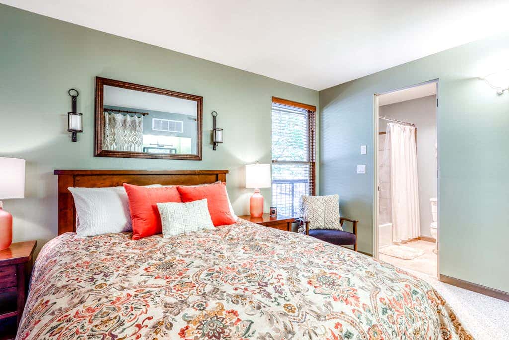 Beautiful Bend home with shared pools & hot tubs & free WiFi - close to hikes