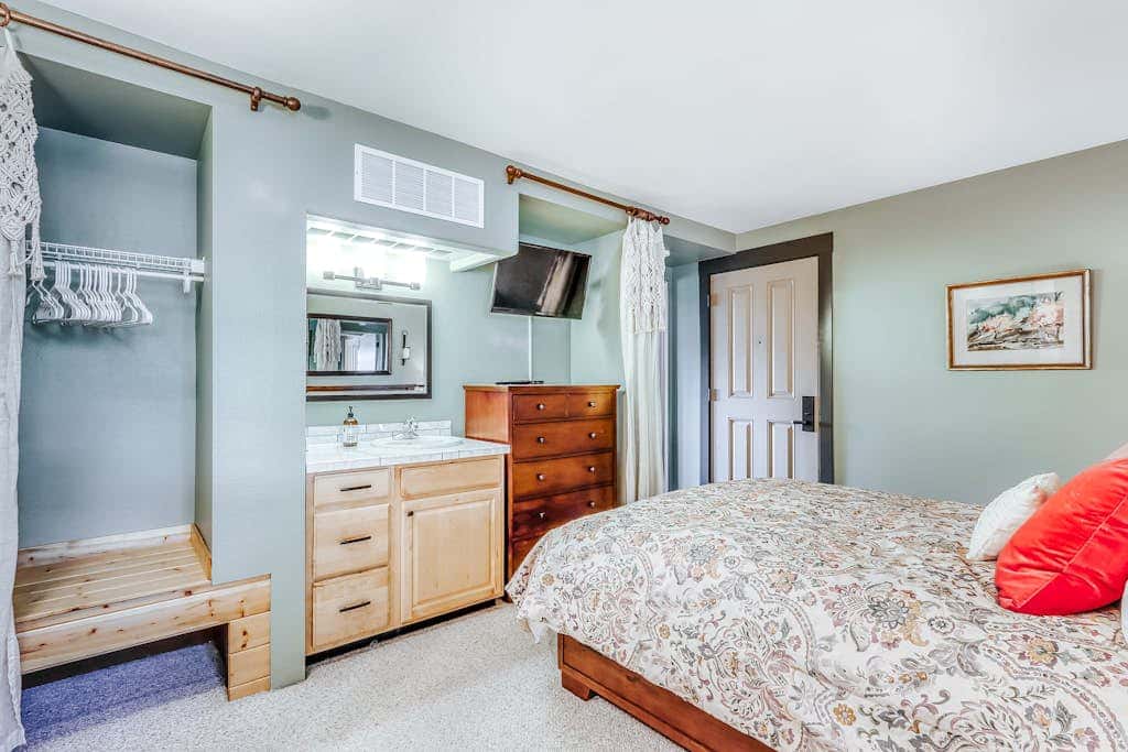 Beautiful Bend home with shared pools & hot tubs & free WiFi - close to hikes