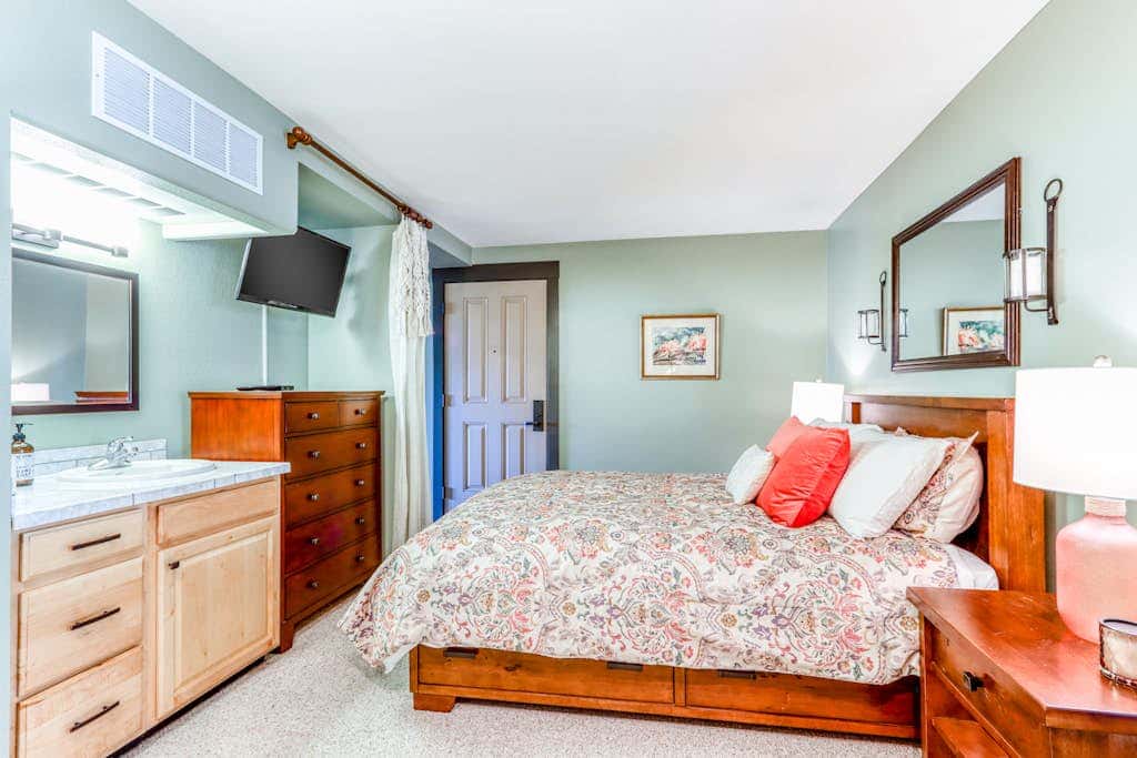 Beautiful Bend home with shared pools & hot tubs & free WiFi - close to hikes