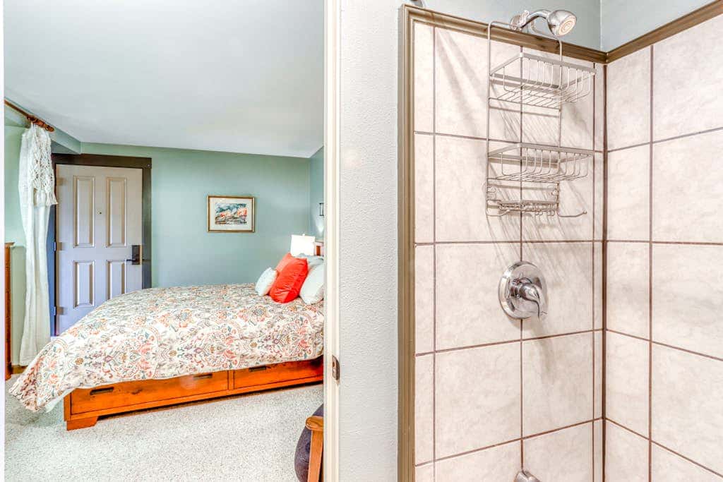 Beautiful Bend home with shared pools & hot tubs & free WiFi - close to hikes