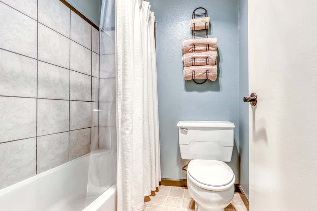 Beautiful Bend home with shared pools & hot tubs & free WiFi - close to hikes