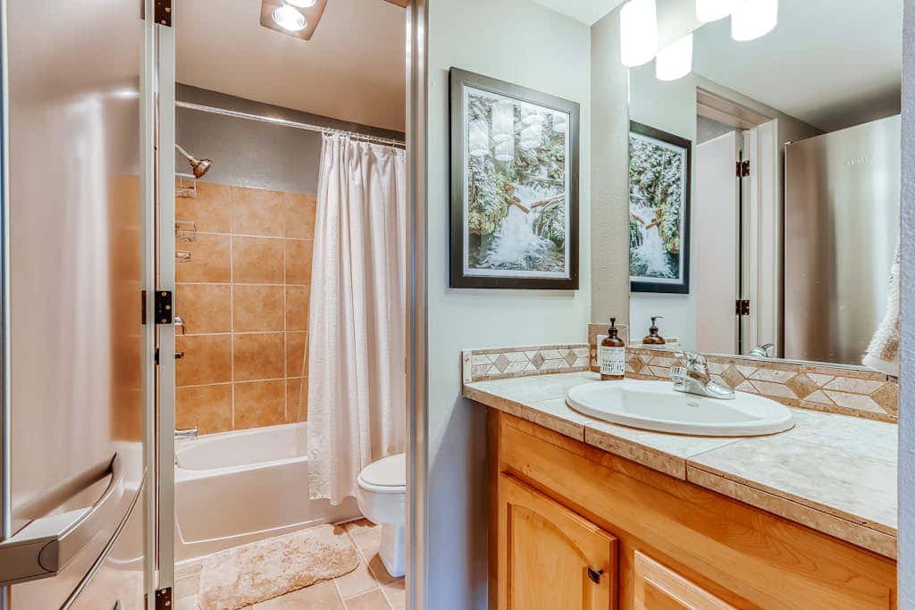 Beautiful Bend home with shared pools & hot tubs & free WiFi - close to hikes
