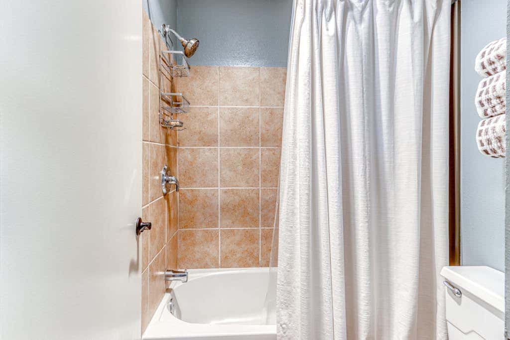 Beautiful Bend home with shared pools & hot tubs & free WiFi - close to hikes