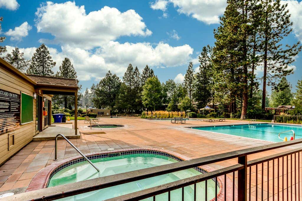 Beautiful Bend home with shared pools & hot tubs & free WiFi - close to hikes