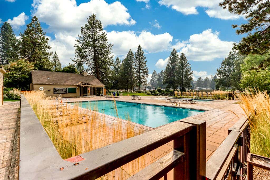 Beautiful Bend home with shared pools & hot tubs & free WiFi - close to hikes