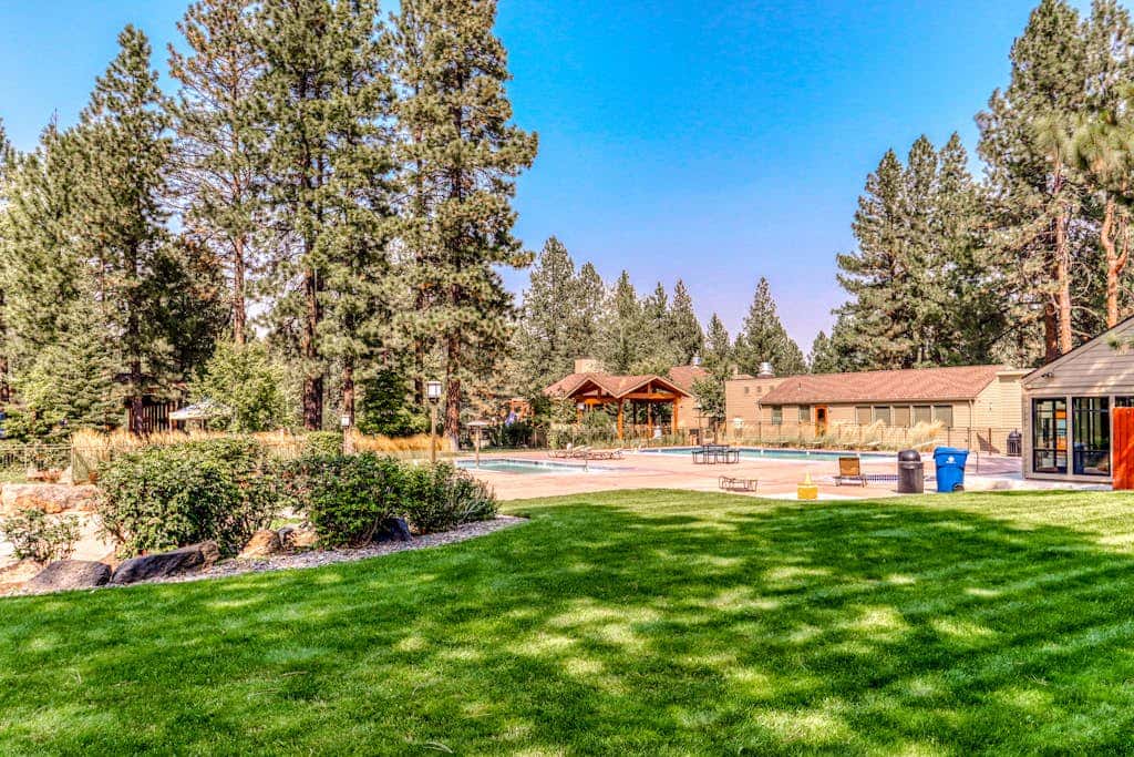 Beautiful Bend home with shared pools & hot tubs & free WiFi - close to hikes