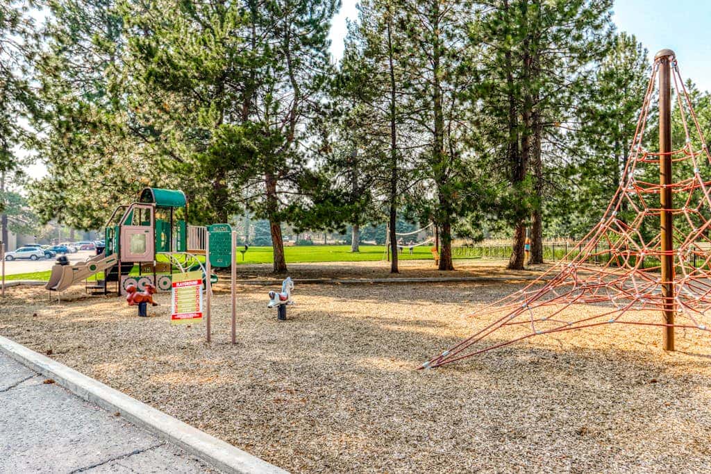 Beautiful Bend home with shared pools & hot tubs & free WiFi - close to hikes