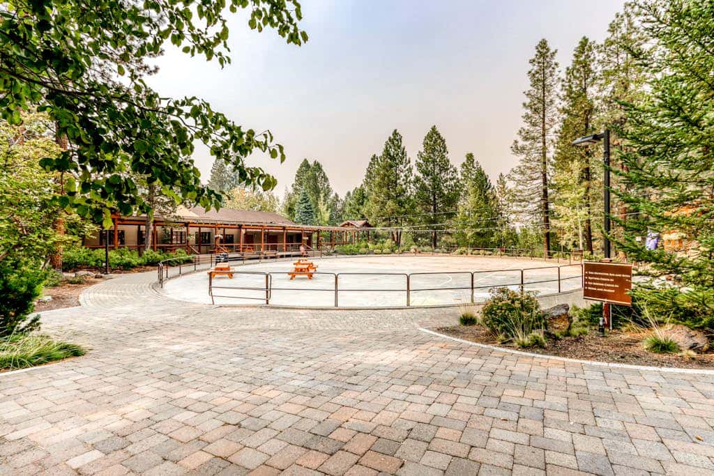 Beautiful Bend home with shared pools & hot tubs & free WiFi - close to hikes