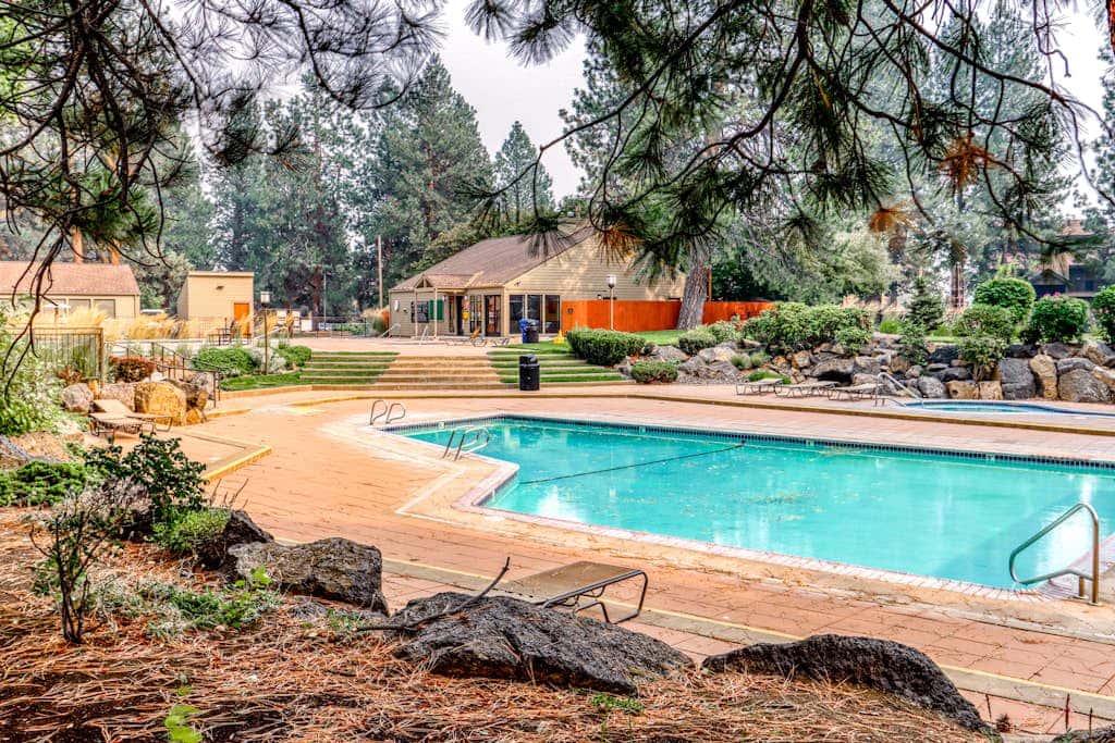 Beautiful Bend home with shared pools & hot tubs & free WiFi - close to hikes