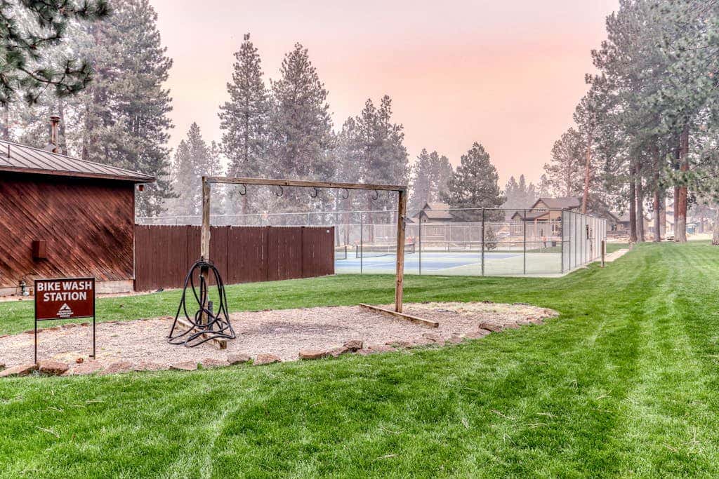 Beautiful Bend home with shared pools & hot tubs & free WiFi - close to hikes