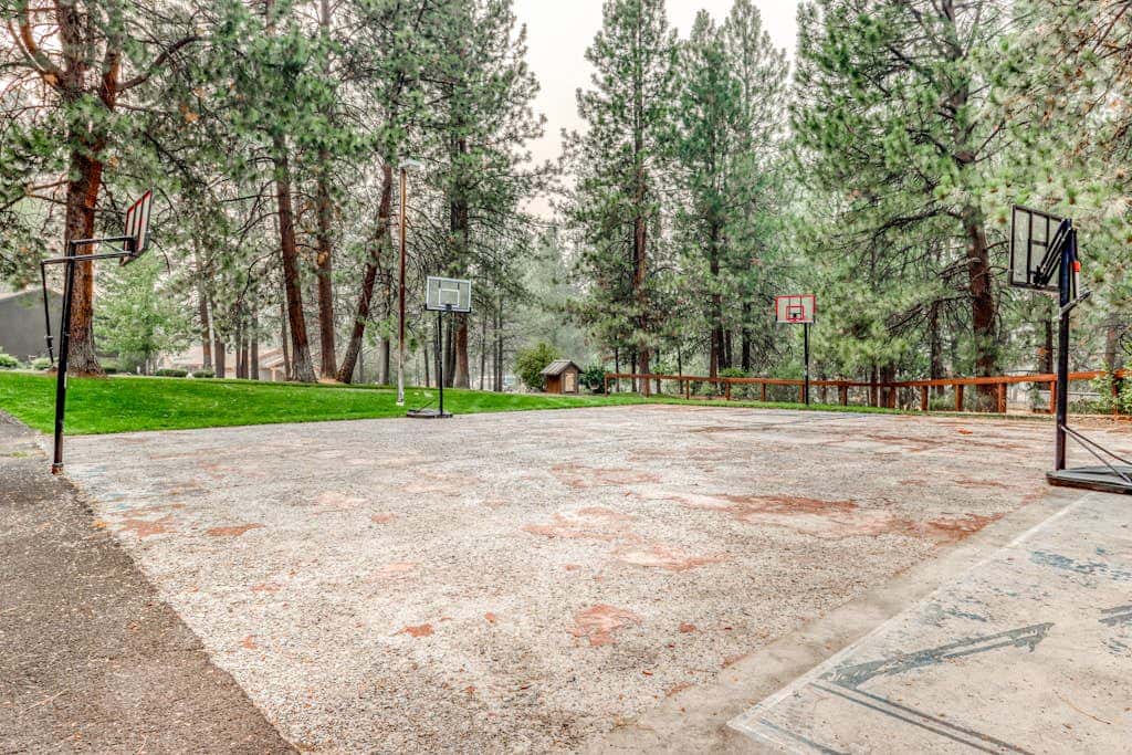 Beautiful Bend home with shared pools & hot tubs & free WiFi - close to hikes