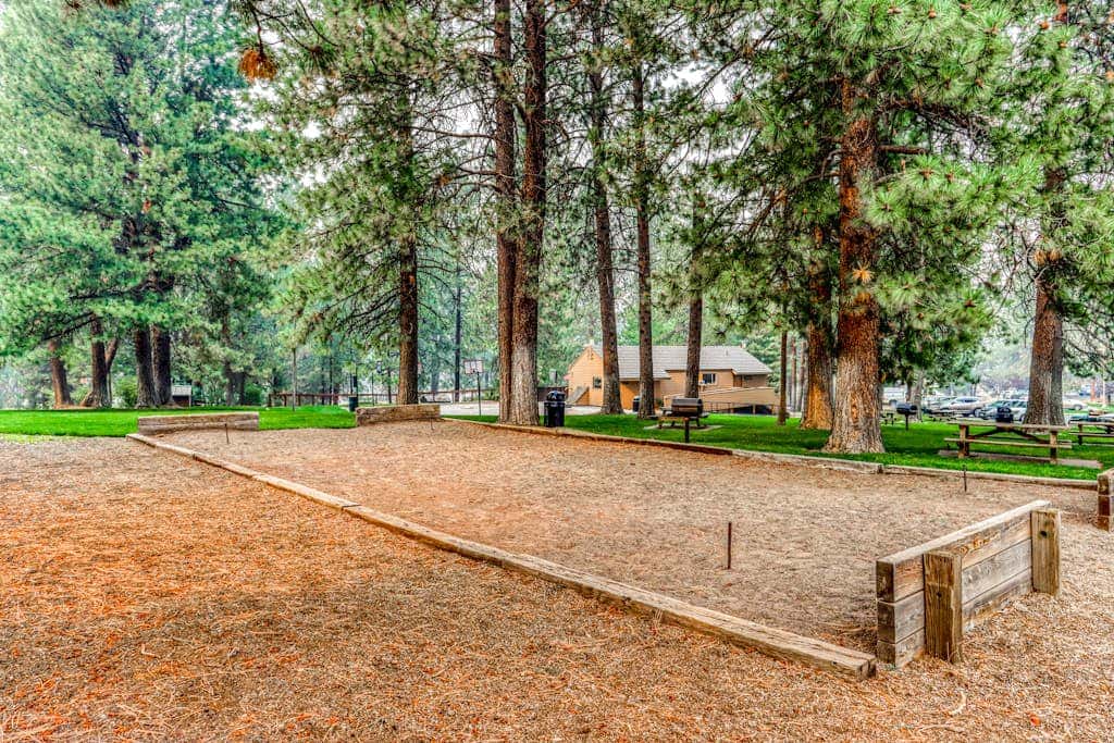 Beautiful Bend home with shared pools & hot tubs & free WiFi - close to hikes