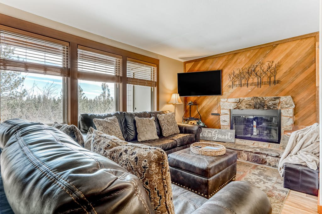 All-Suite Alpine Getaway - Pools, Hot Tubs & Golf - Shuttle to Ski Mountain