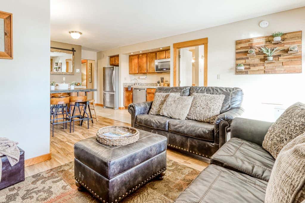 All-Suite Alpine Getaway - Pools, Hot Tubs & Golf - Shuttle to Ski Mountain