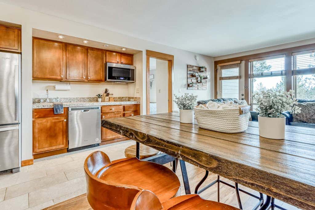 All-Suite Alpine Getaway - Pools, Hot Tubs & Golf - Shuttle to Ski Mountain
