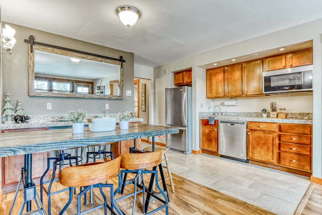 All-Suite Alpine Getaway - Pools, Hot Tubs & Golf - Shuttle to Ski Mountain