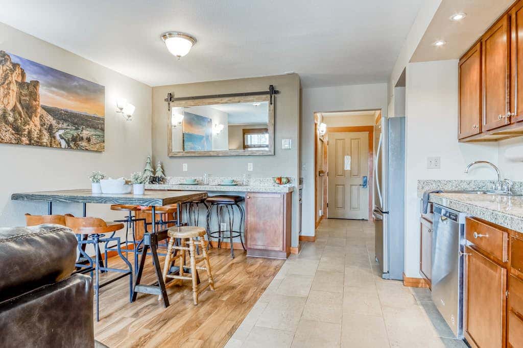 All-Suite Alpine Getaway - Pools, Hot Tubs & Golf - Shuttle to Ski Mountain