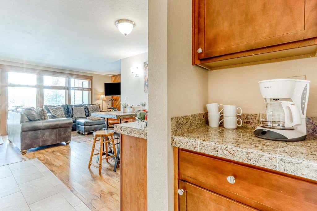 All-Suite Alpine Getaway - Pools, Hot Tubs & Golf - Shuttle to Ski Mountain