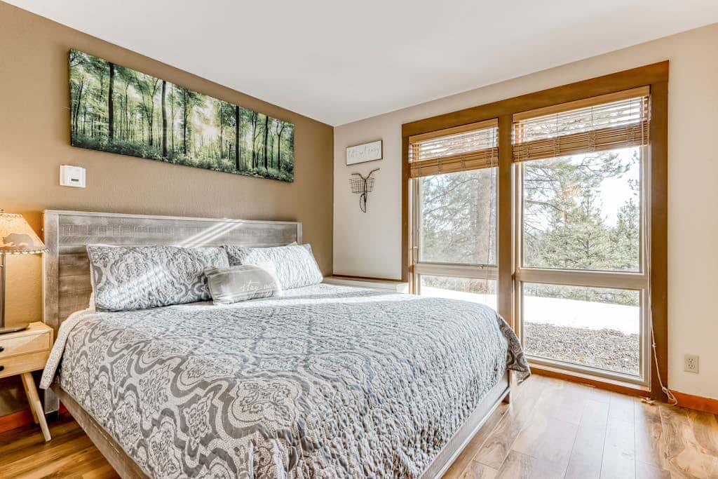 All-Suite Alpine Getaway - Pools, Hot Tubs & Golf - Shuttle to Ski Mountain