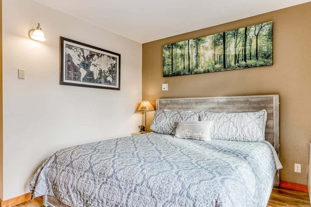 All-Suite Alpine Getaway - Pools, Hot Tubs & Golf - Shuttle to Ski Mountain