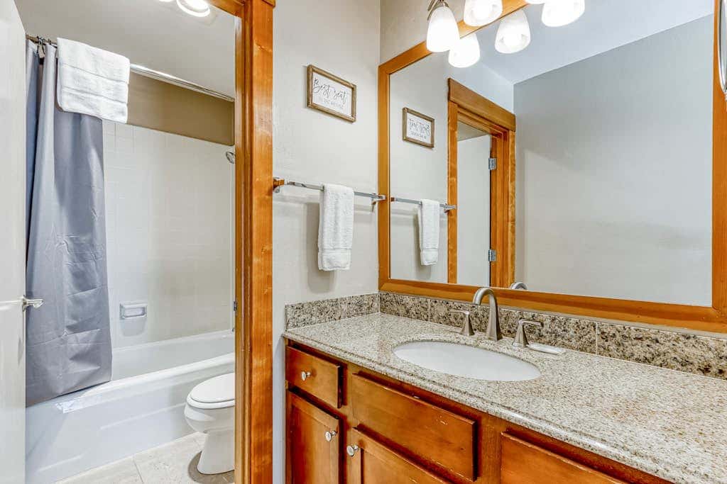 All-Suite Alpine Getaway - Pools, Hot Tubs & Golf - Shuttle to Ski Mountain
