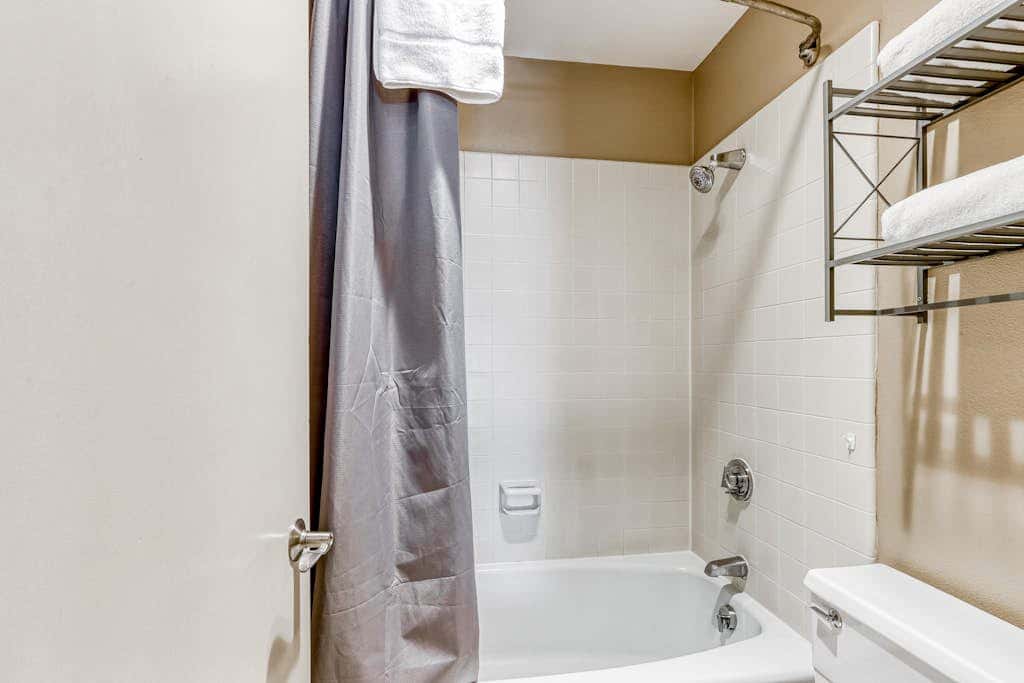 All-Suite Alpine Getaway - Pools, Hot Tubs & Golf - Shuttle to Ski Mountain