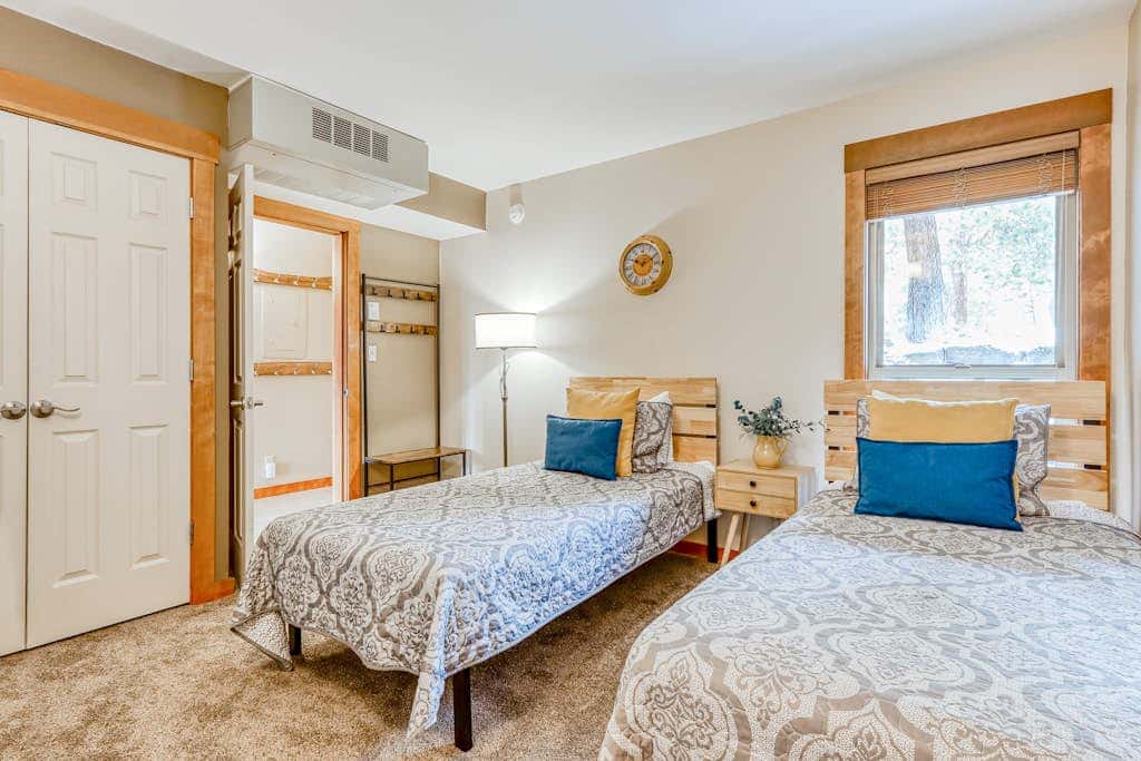All-Suite Alpine Getaway - Pools, Hot Tubs & Golf - Shuttle to Ski Mountain