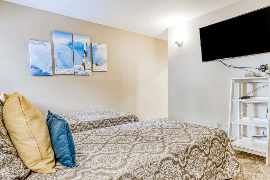 All-Suite Alpine Getaway - Pools, Hot Tubs & Golf - Shuttle to Ski Mountain