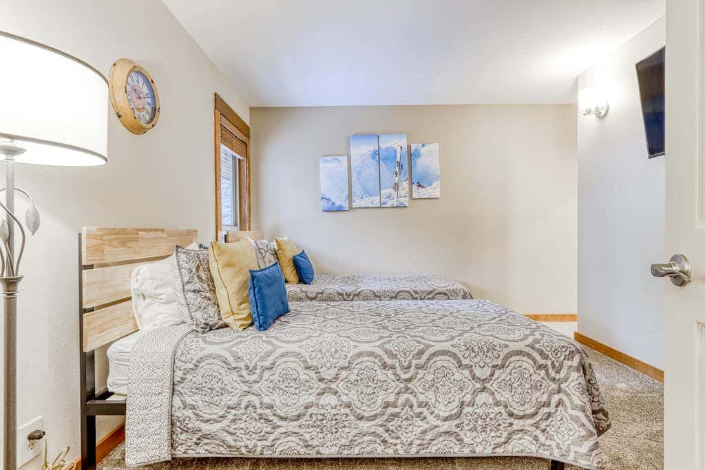 All-Suite Alpine Getaway - Pools, Hot Tubs & Golf - Shuttle to Ski Mountain