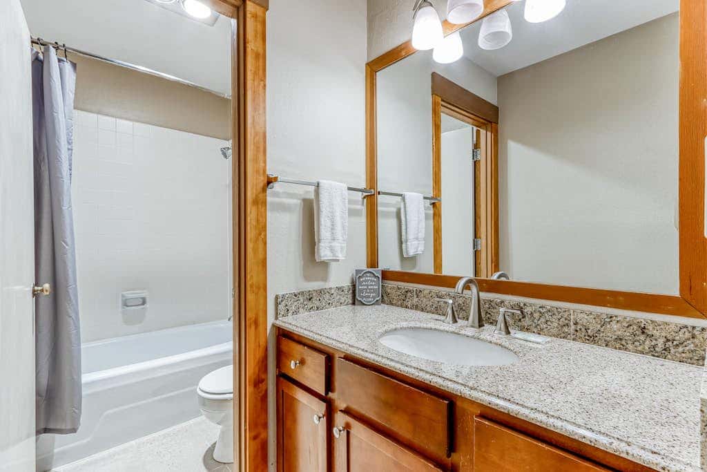 All-Suite Alpine Getaway - Pools, Hot Tubs & Golf - Shuttle to Ski Mountain