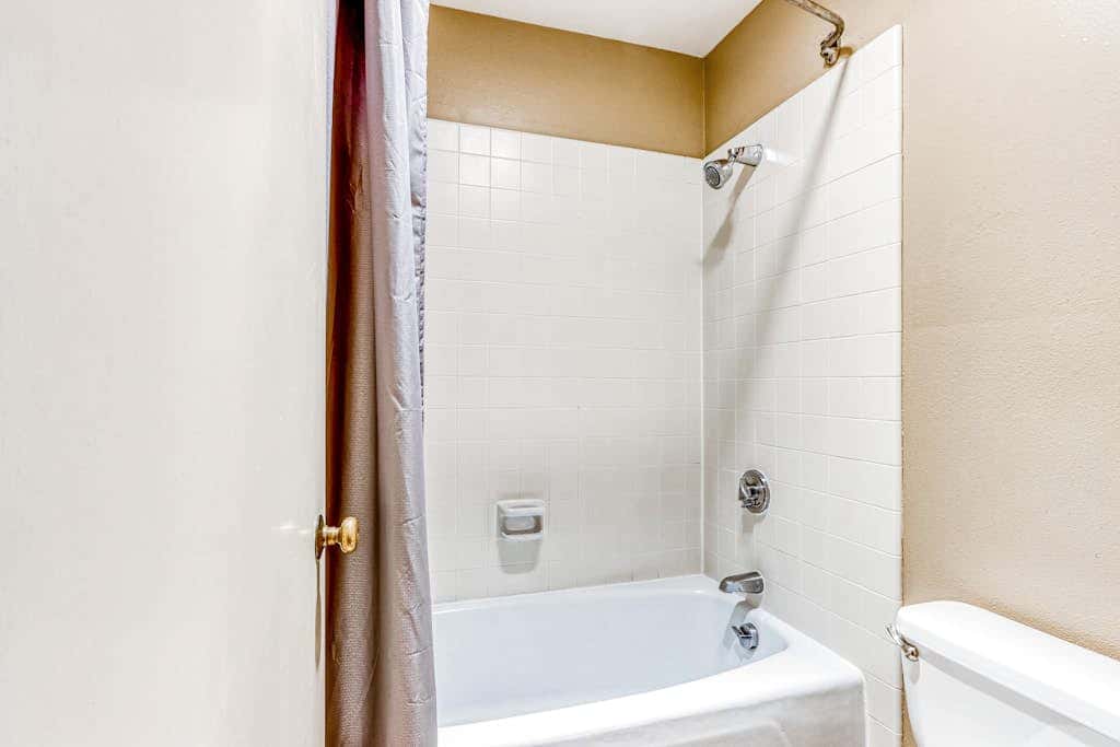 All-Suite Alpine Getaway - Pools, Hot Tubs & Golf - Shuttle to Ski Mountain