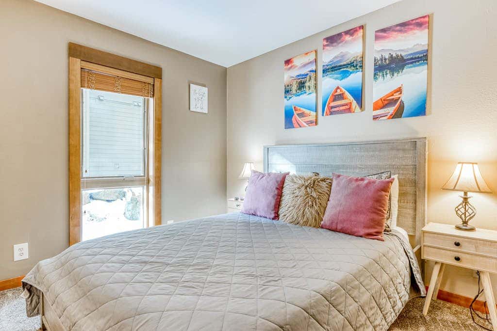 All-Suite Alpine Getaway - Pools, Hot Tubs & Golf - Shuttle to Ski Mountain