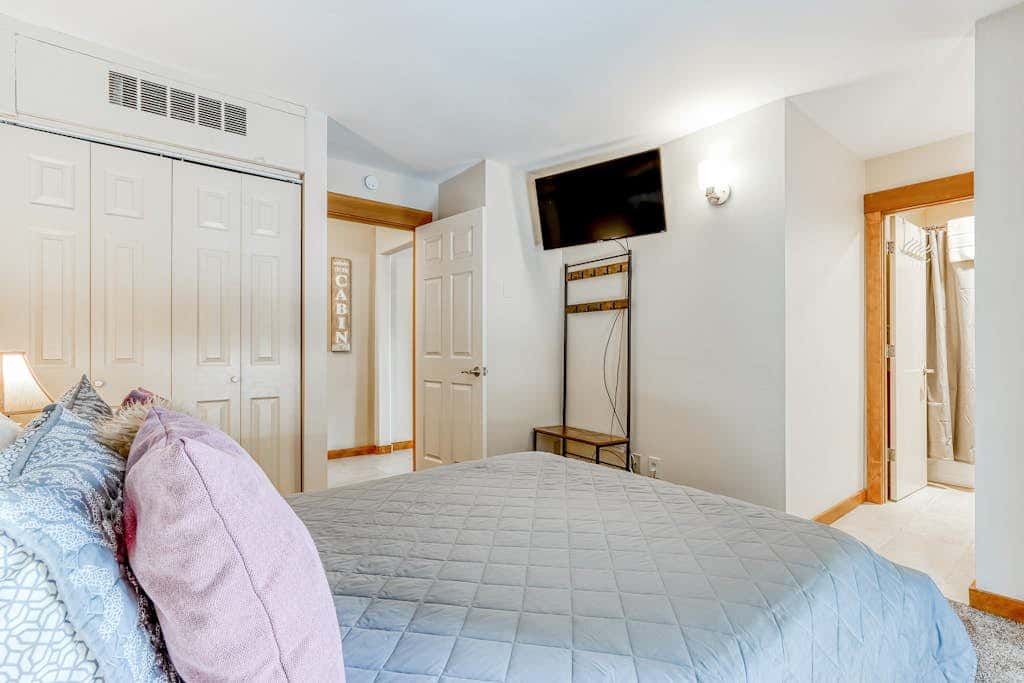 All-Suite Alpine Getaway - Pools, Hot Tubs & Golf - Shuttle to Ski Mountain