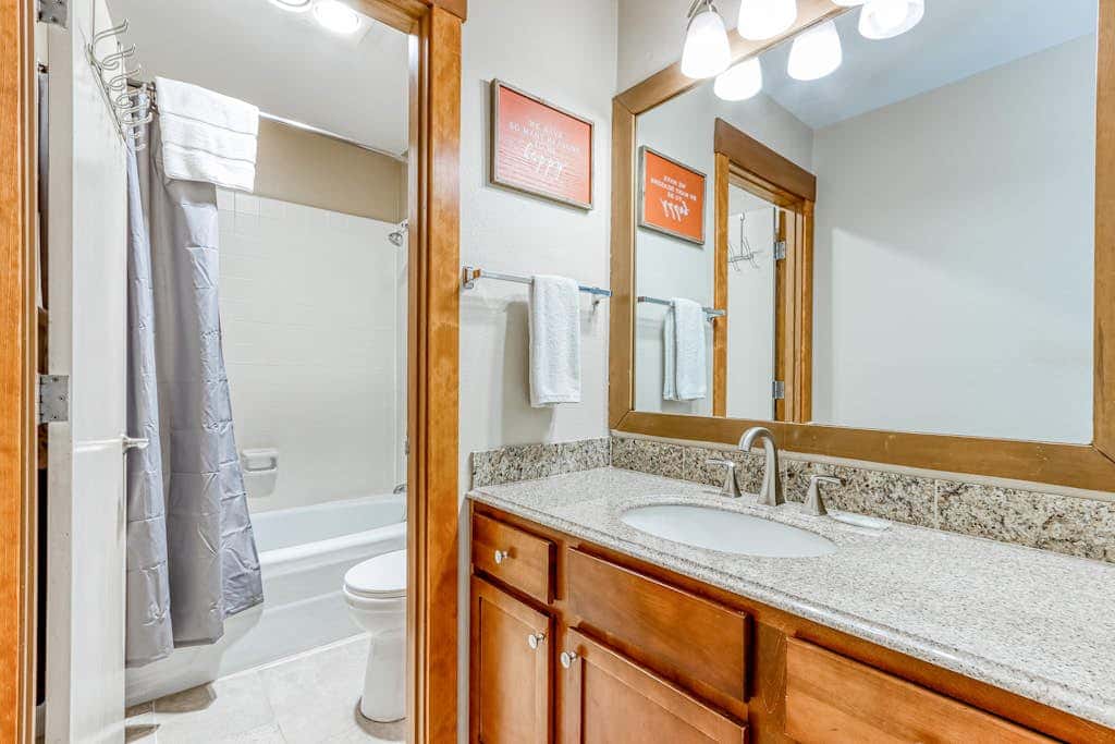 All-Suite Alpine Getaway - Pools, Hot Tubs & Golf - Shuttle to Ski Mountain