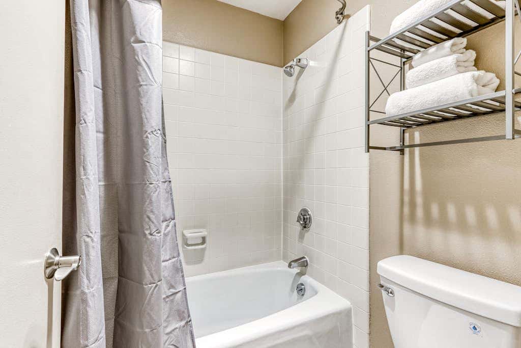 All-Suite Alpine Getaway - Pools, Hot Tubs & Golf - Shuttle to Ski Mountain