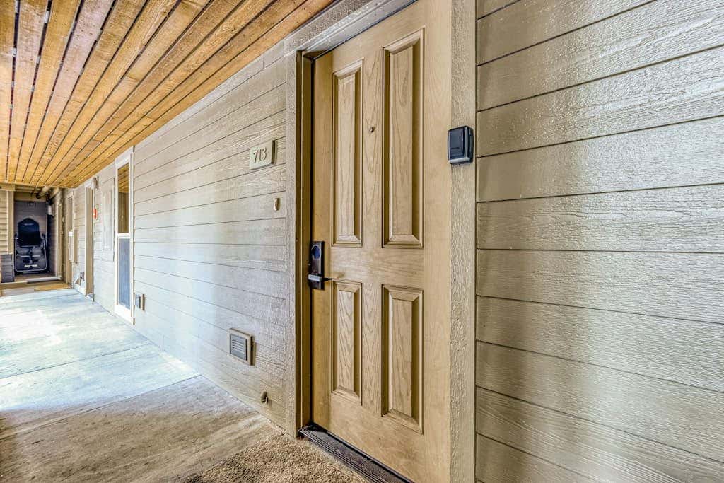 All-Suite Alpine Getaway - Pools, Hot Tubs & Golf - Shuttle to Ski Mountain