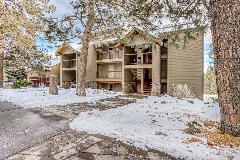 All-Suite Alpine Getaway - Pools, Hot Tubs & Golf - Shuttle to Ski Mountain