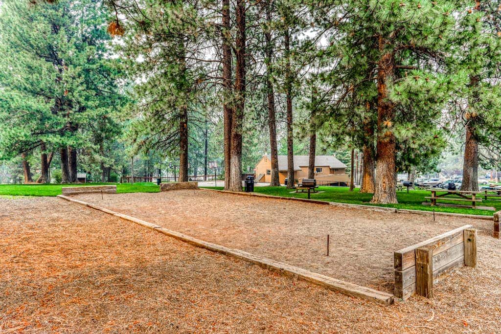 All-Suite Alpine Getaway - Pools, Hot Tubs & Golf - Shuttle to Ski Mountain