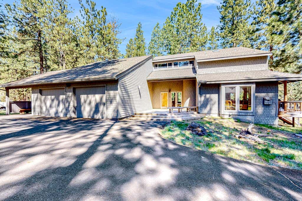 Mountain-view ranch house with fireplace, W&D, central AC & bikes - dog-friendly