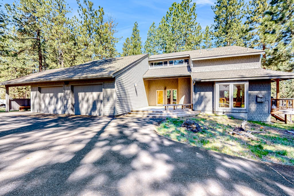 Mountain-view ranch house with fireplace, W&D, central AC & bikes - dog-friendly
