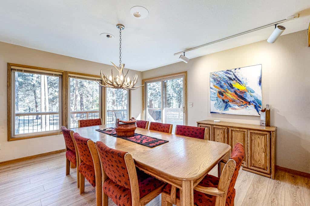 Mountain-view ranch house with fireplace, W&D, central AC & bikes - dog-friendly