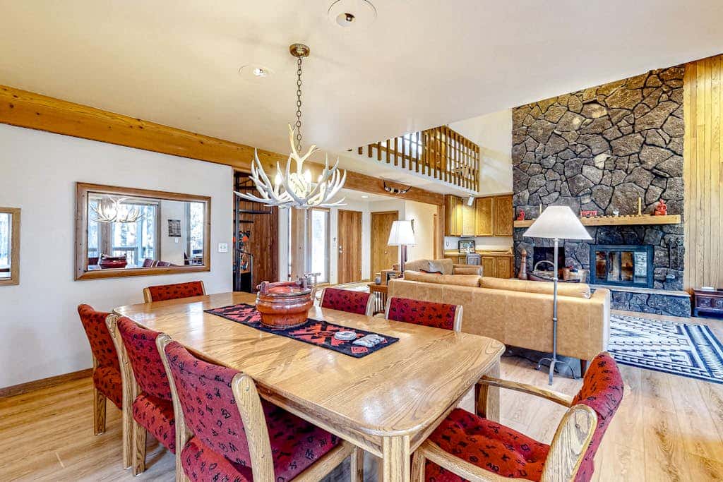 Mountain-view ranch house with fireplace, W&D, central AC & bikes - dog-friendly