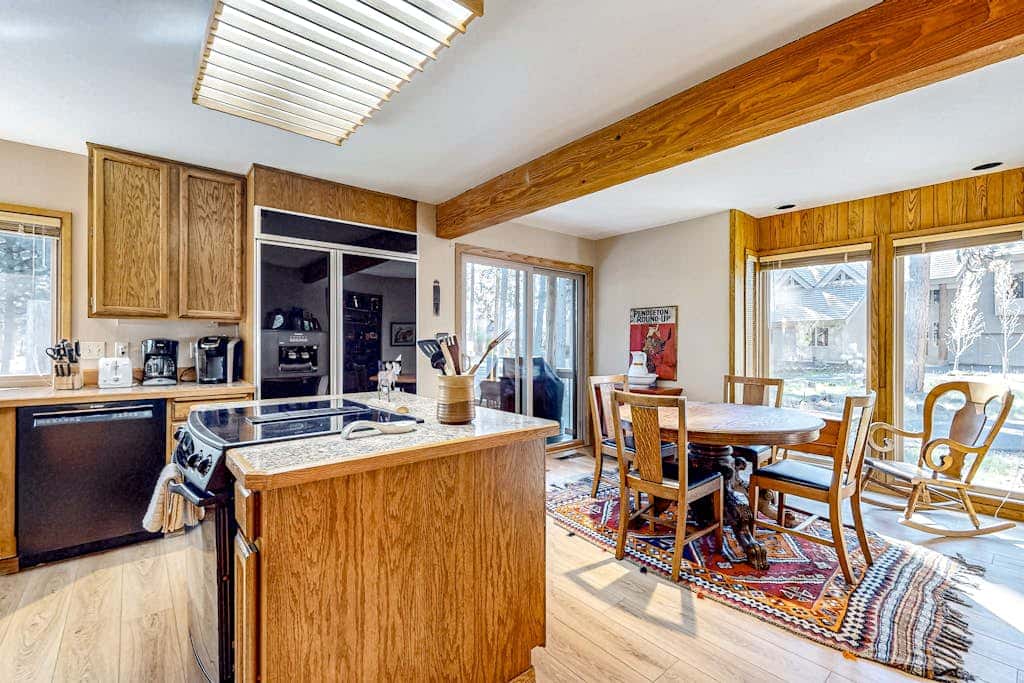 Mountain-view ranch house with fireplace, W&D, central AC & bikes - dog-friendly
