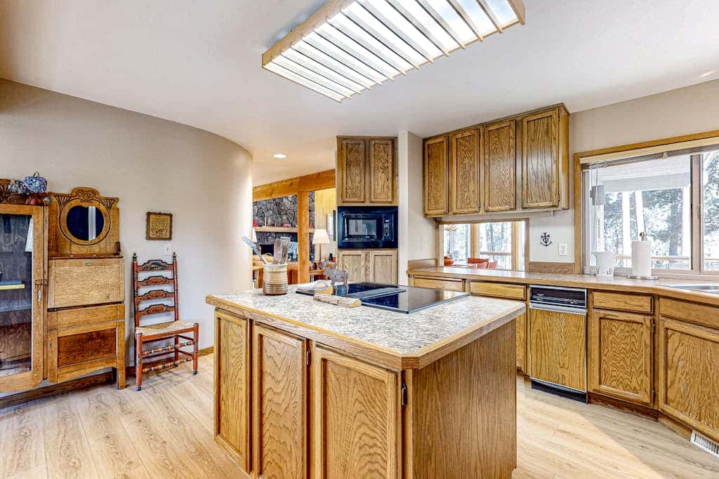 Mountain-view ranch house with fireplace, W&D, central AC & bikes - dog-friendly