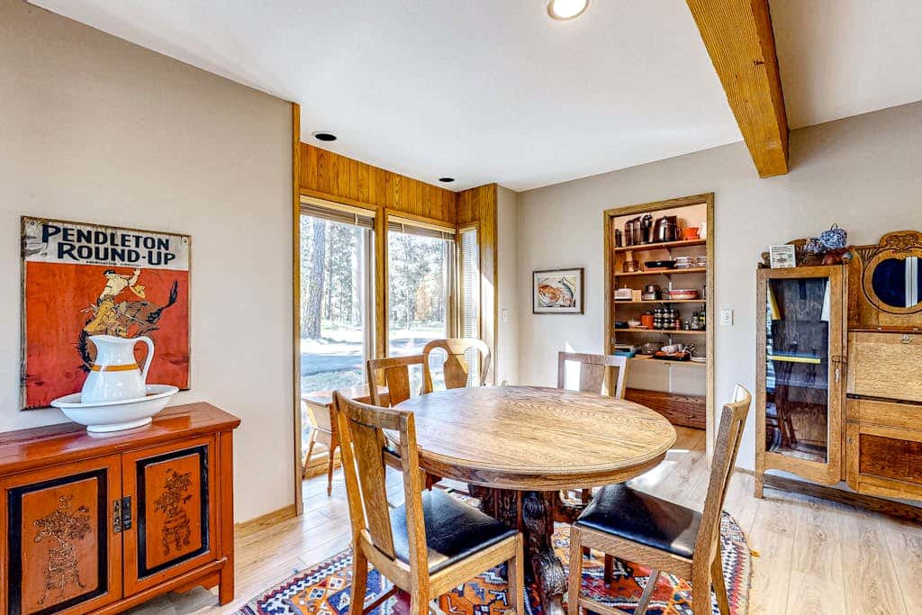 Mountain-view ranch house with fireplace, W&D, central AC & bikes - dog-friendly