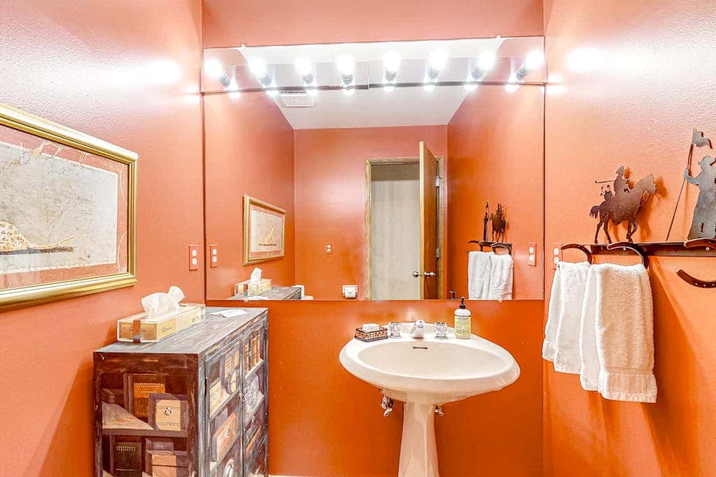 Mountain-view ranch house with fireplace, W&D, central AC & bikes - dog-friendly