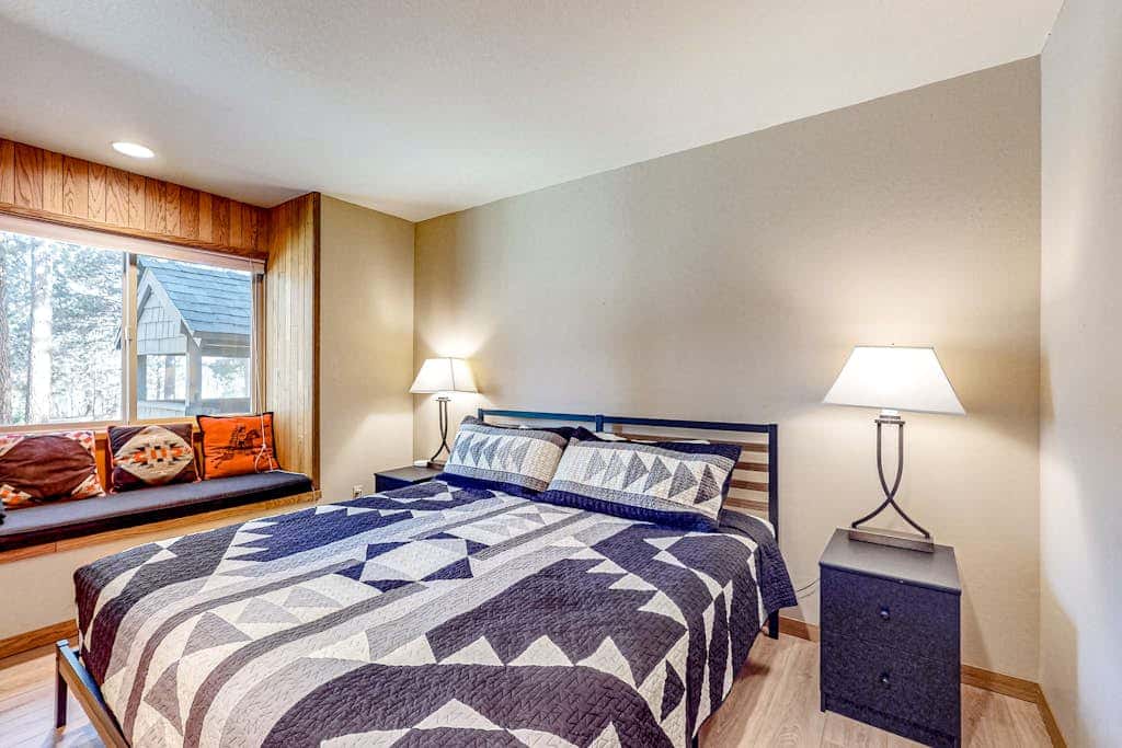 Mountain-view ranch house with fireplace, W&D, central AC & bikes - dog-friendly