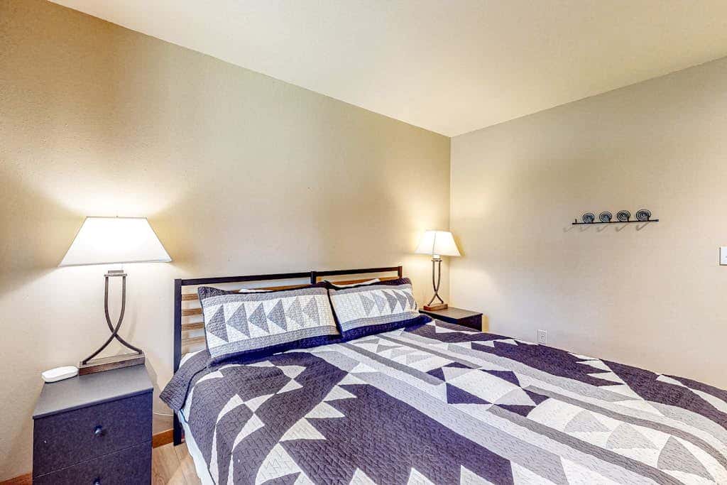 Mountain-view ranch house with fireplace, W&D, central AC & bikes - dog-friendly