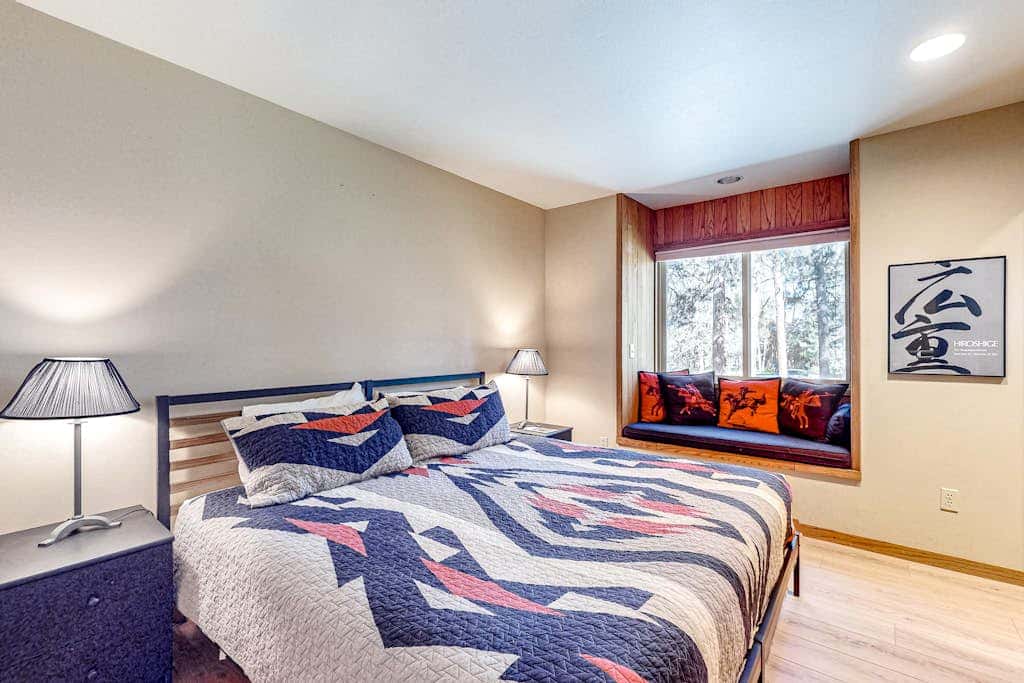 Mountain-view ranch house with fireplace, W&D, central AC & bikes - dog-friendly